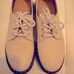 Doc Martens cream leather oxford size 9
